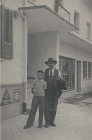 Junge mit älterem Mann mit breitkrempigem Hut